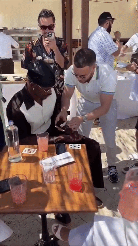 Mágico surpreende Jimmy Butler com cobra durante truque de cartas; veja vídeo