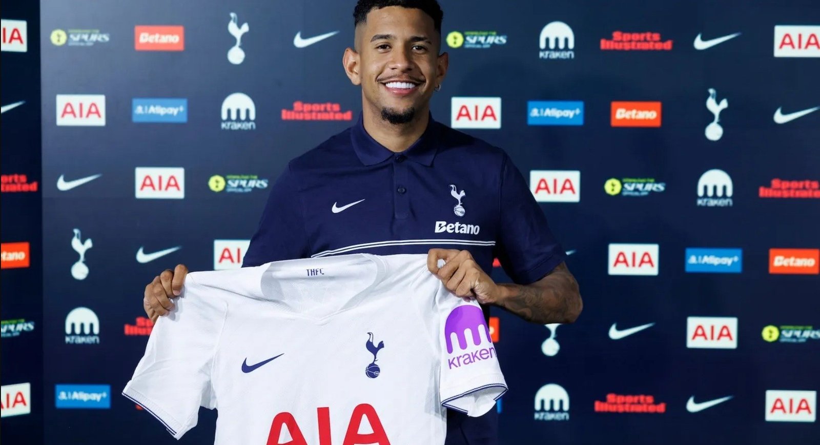 Tottenham anuncia contratação de Savinho