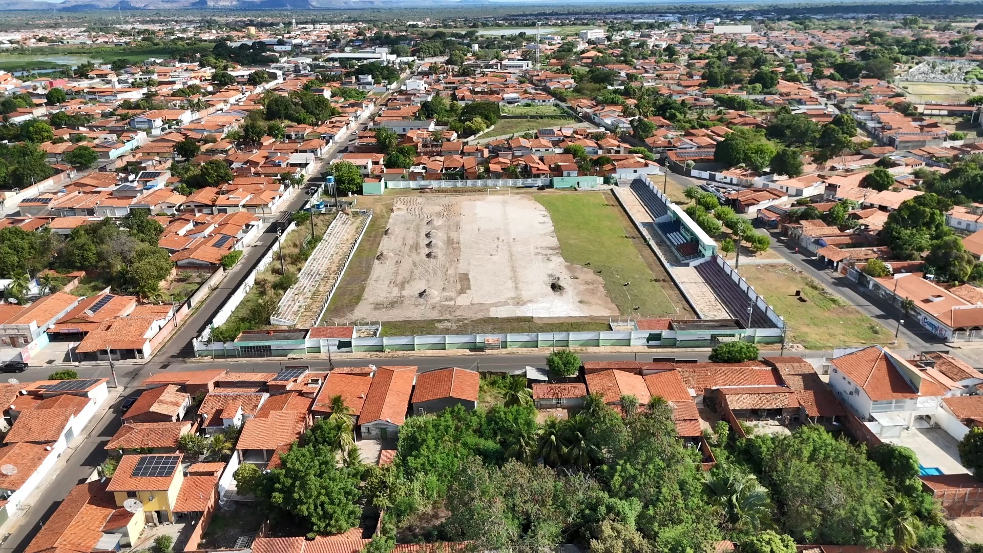 Reforma no Deusdeth de Melo, em Campo Maior, avança, e estádio começa a receber nova grama