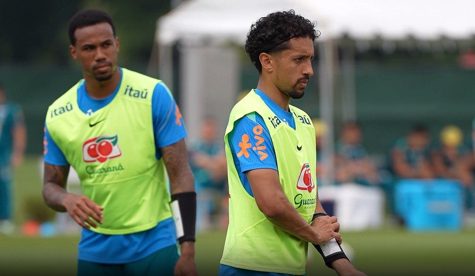 Marquinhos recebe prêmio por abraço em Gabriel Magalhães na final da Champions