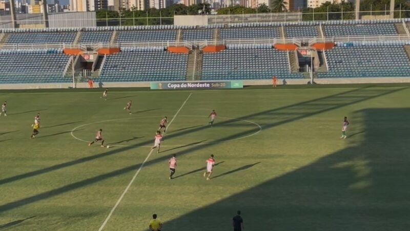 Jogador faz golaço de antes do meio-campo em vitória do Ferroviário no sub-20