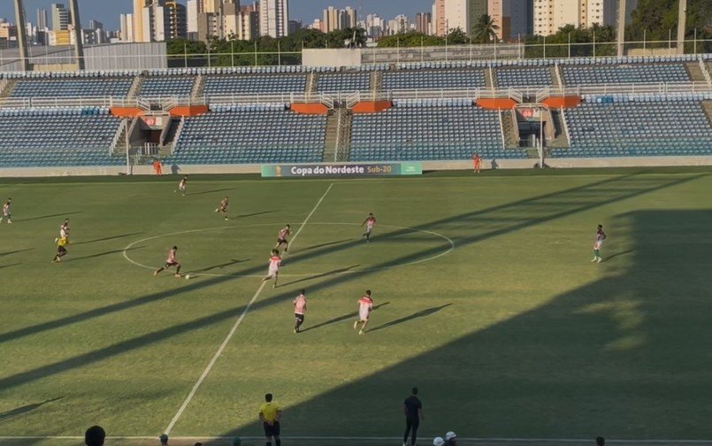 Jogador faz golaço de antes do meio-campo em vitória do Ferroviário no sub-20