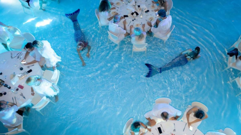 Jantar dentro de piscina com ‘sereia’ entre mesas viraliza e rende piadas no Brasil; conheça