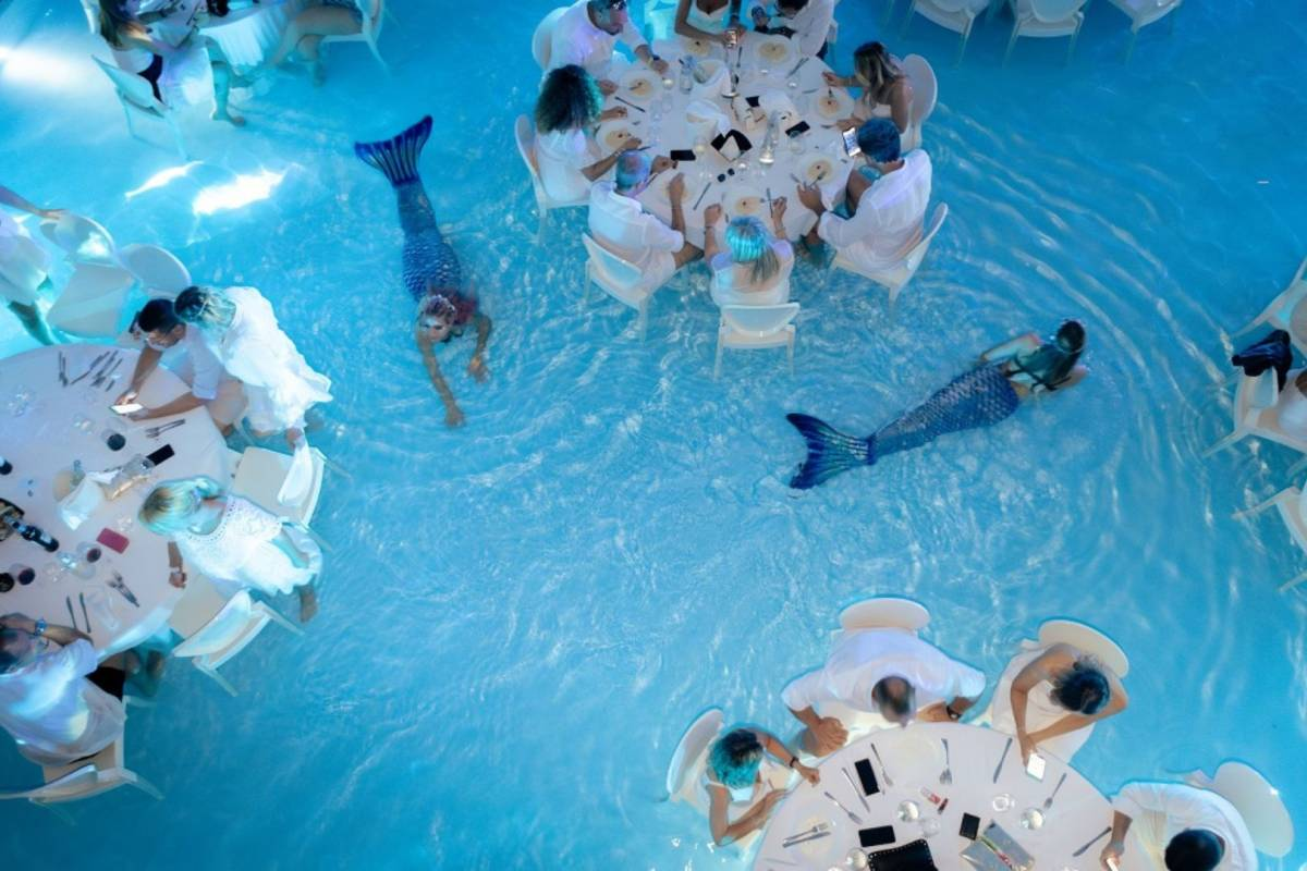 Jantar dentro de piscina com ‘sereia’ entre mesas viraliza e rende piadas no Brasil; conheça