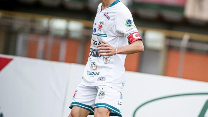 Sobrinho de Roberto Carlos desponta como lateral-esquerdo no mesmo clube que revelou o tio