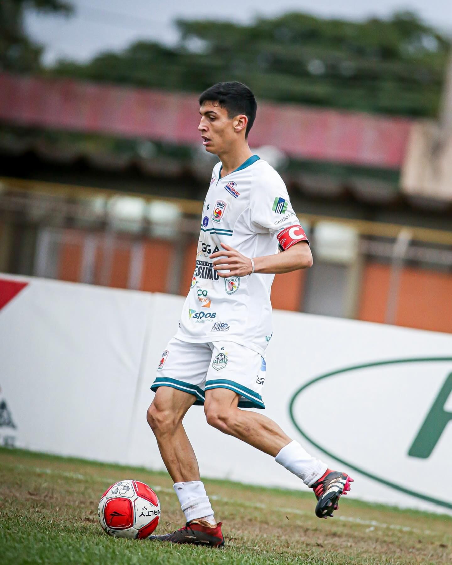 Sobrinho de Roberto Carlos desponta como lateral-esquerdo no mesmo clube que revelou o tio