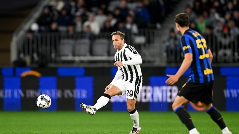 Juventus oficializa rescisão de contrato com Arthur