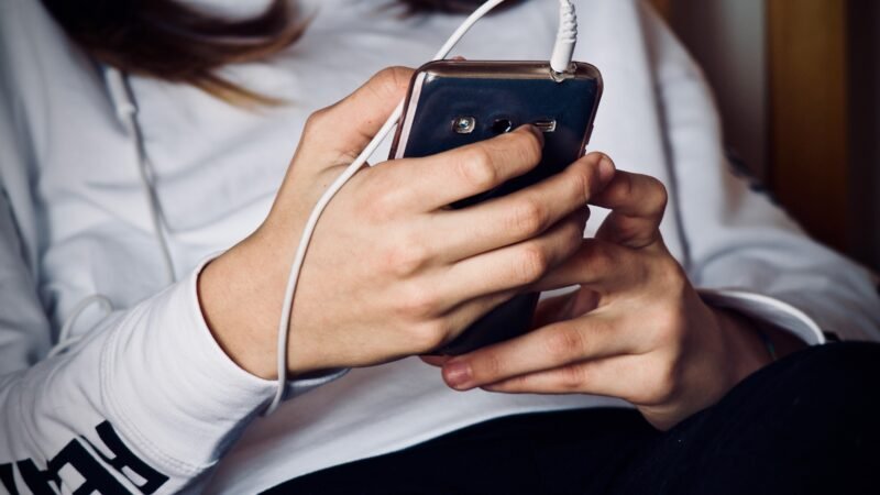 ‘Dinheiro fácil’: Como grupos armados estão usando Facebook e TikTok para recrutar menores na Colômbia