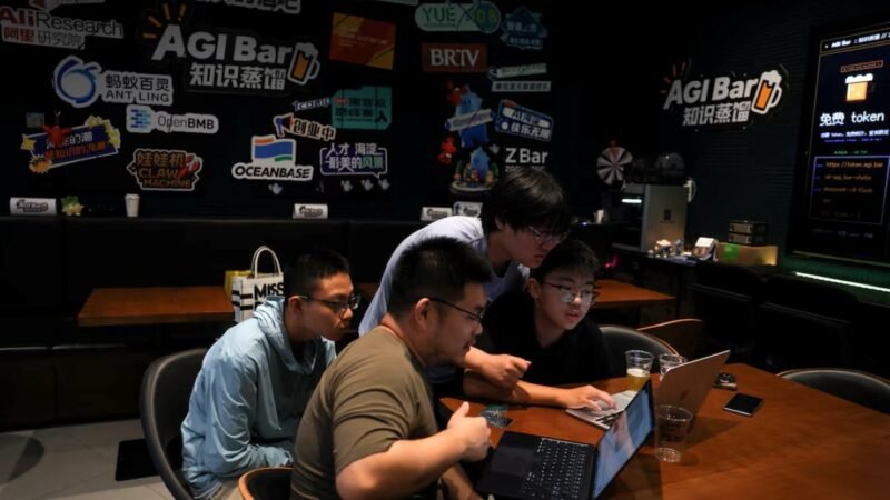 Cerveja, DeepSeek e robôs: conheça o bar que virou ponto de encontro da turma da IA na China