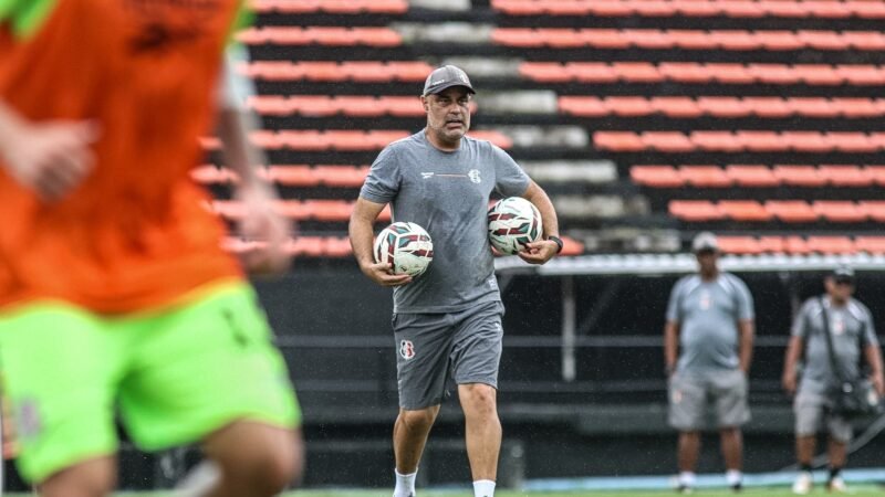 Técnico do Santa Cruz fala sobre desentendimento com executivo de futebol: “Proporção exagerada”