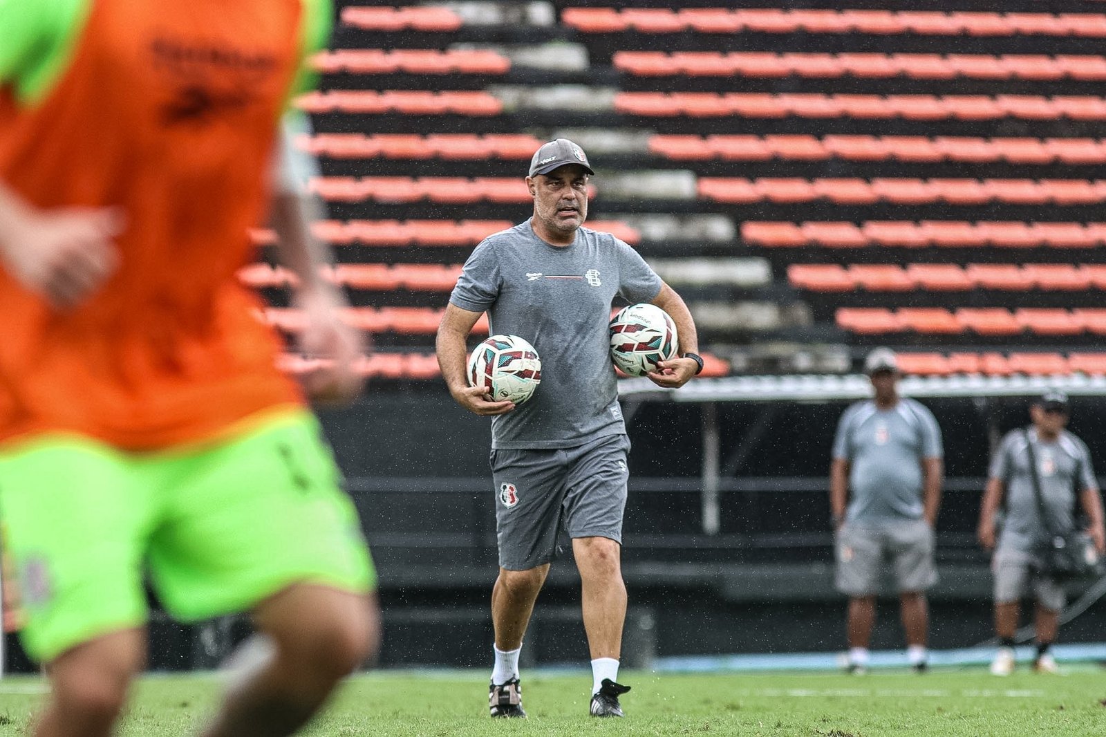 Técnico do Santa Cruz fala sobre desentendimento com executivo de futebol: “Proporção exagerada”