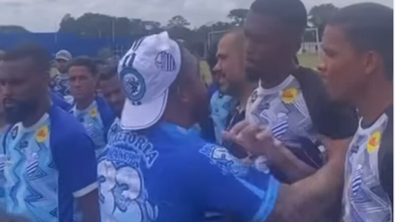 Apoio ou cobrança? Organizada do CSA vai ao treino, e torcedor chacoalha o goleiro Yago; assista