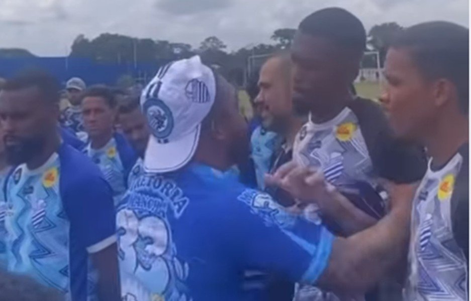 Apoio ou cobrança? Organizada do CSA vai ao treino, e torcedor chacoalha o goleiro Yago; assista
