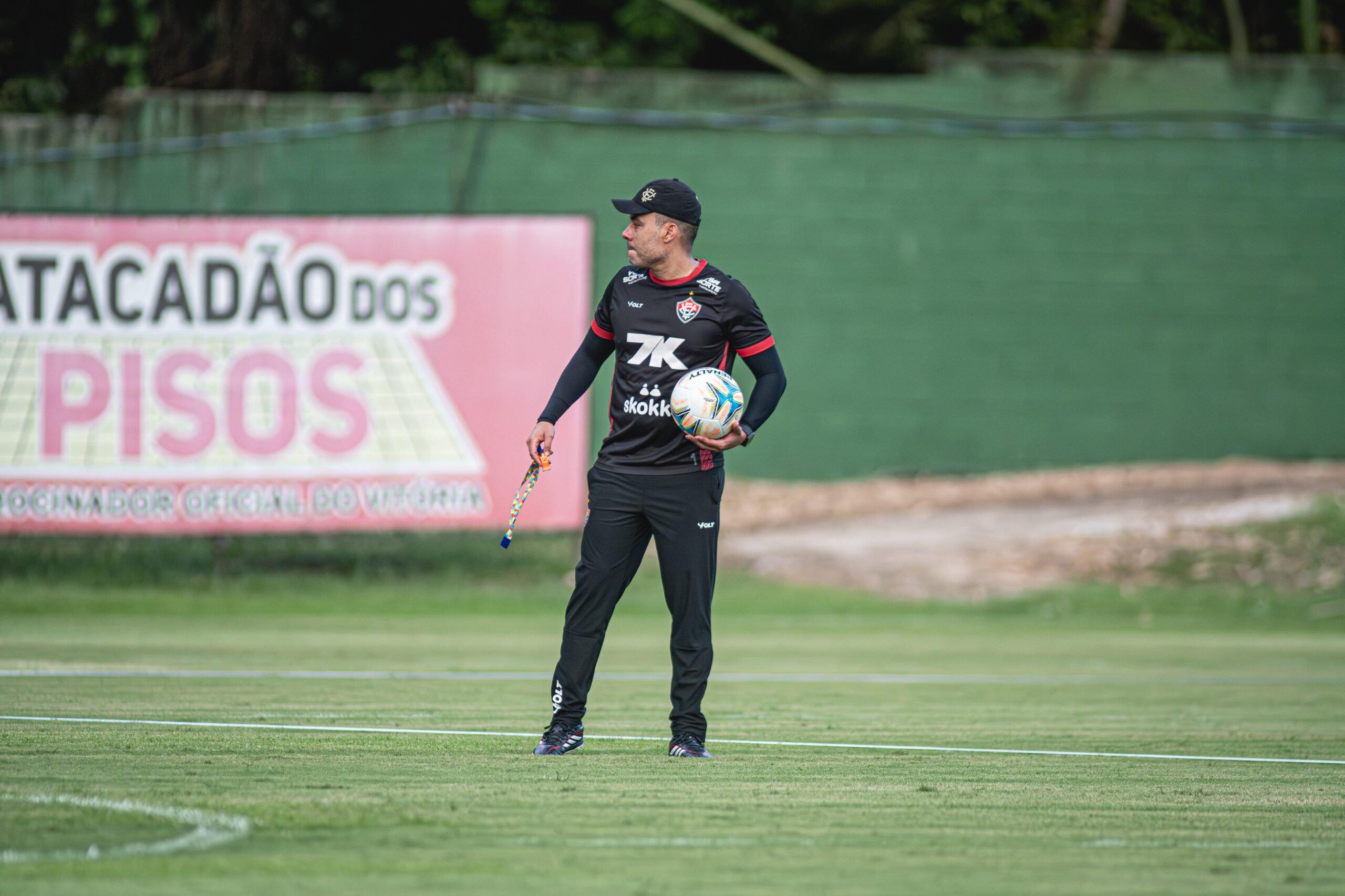 Sem dois pilares, Vitória enfrenta o Flamengo com zaga inédita no Brasileirão