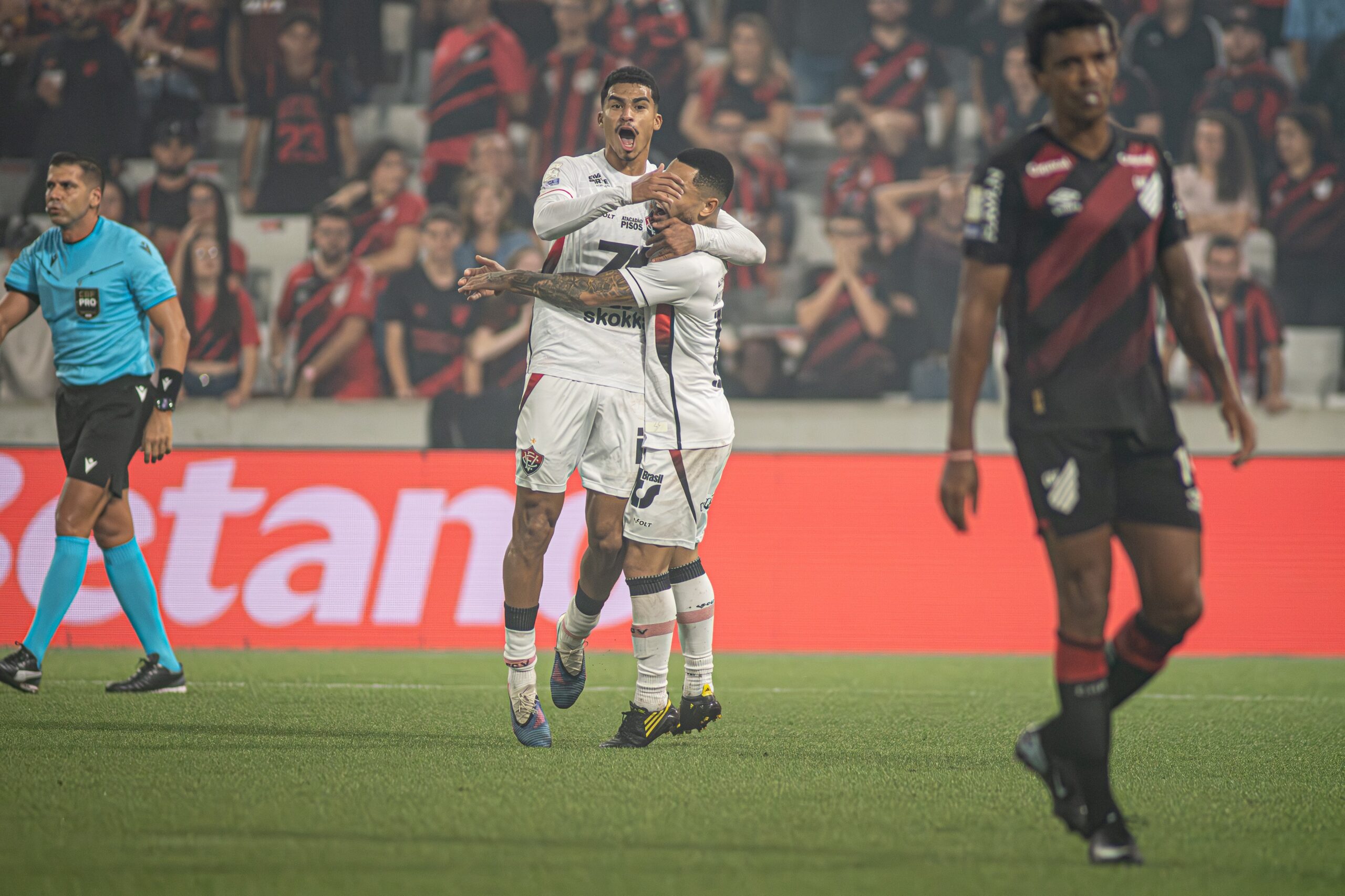 Viveros x Renê: Copa do Brasil tem duelo de referências ofensivas por Athletico e Vitória