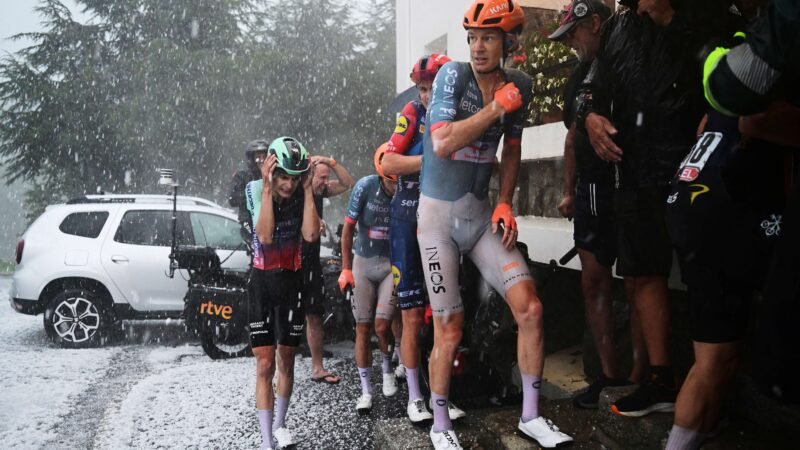 Forte chuva de granizo interrompe Volta da Espanha, e imagens impressionam; veja vídeo
