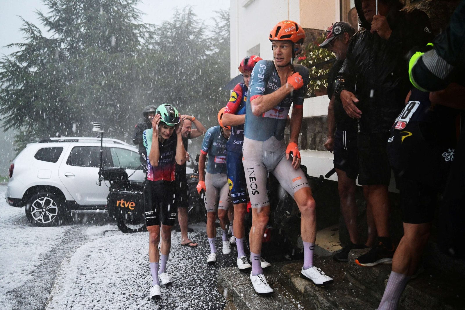 Forte chuva de granizo interrompe Volta da Espanha, e imagens impressionam; veja vídeo