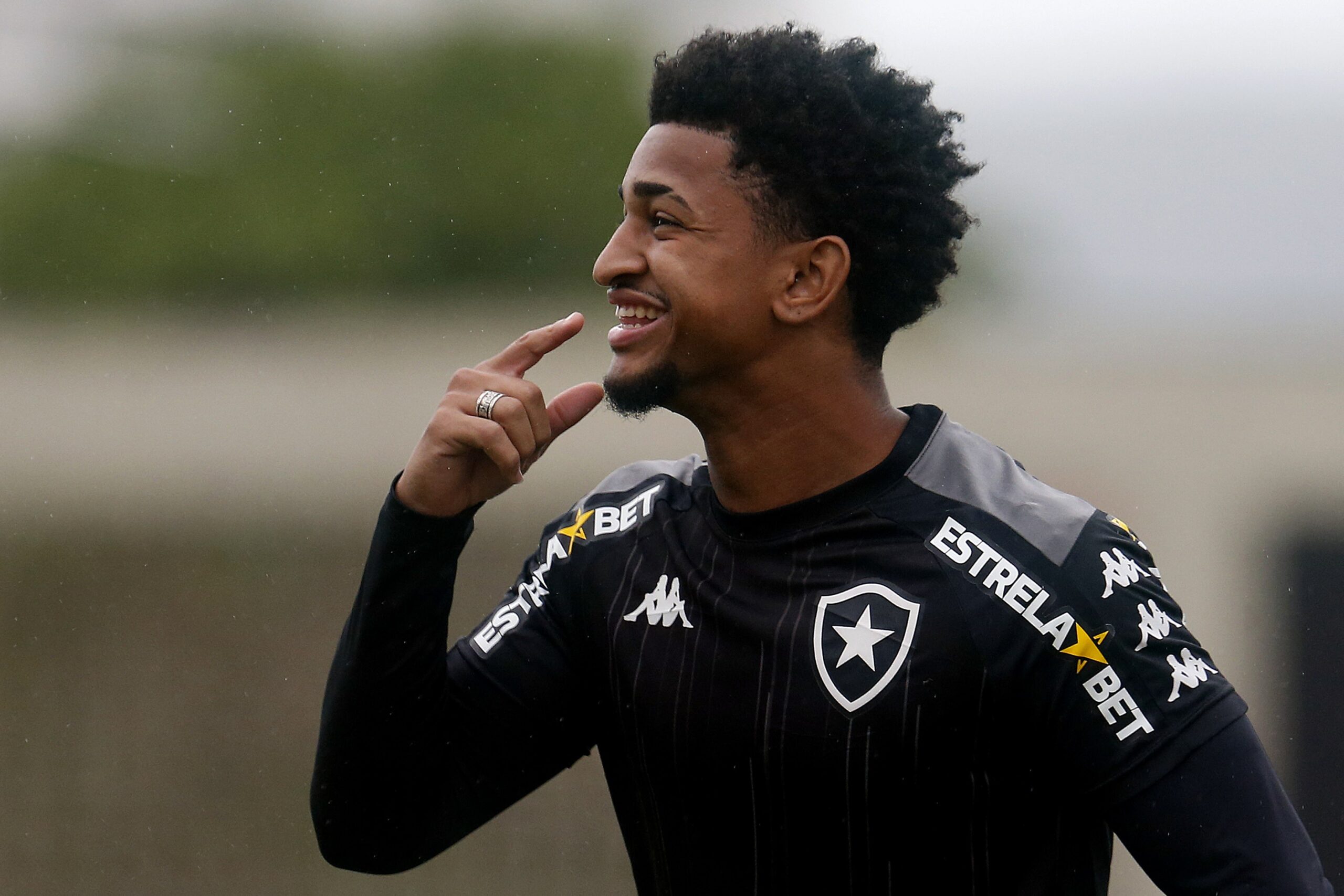 Atlético-GO contrata o lateral-direito Warley, ex-Botafogo