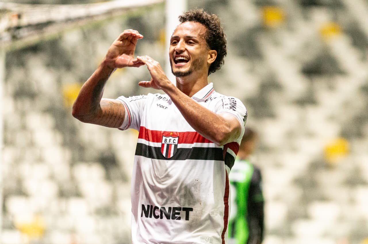 Artilheiro do Botafogo-SP, Morelli mira fim da seca de gols: “Deve ser o sentimento do 9”