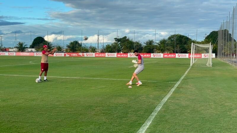 Matheus Albino treina sem restrições no CRB e está perto do retorno