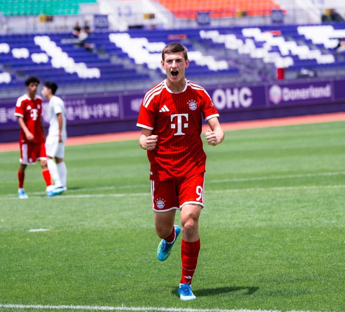 Atacante de 17 anos de time da Série B vive experiência no Bayern com direito a gol