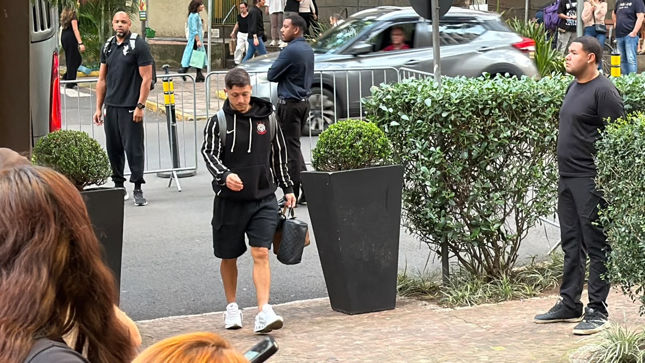 Com Bidu e Garro, Corinthians chega em Porto Alegre para enfrentar o Inter; veja relacionados