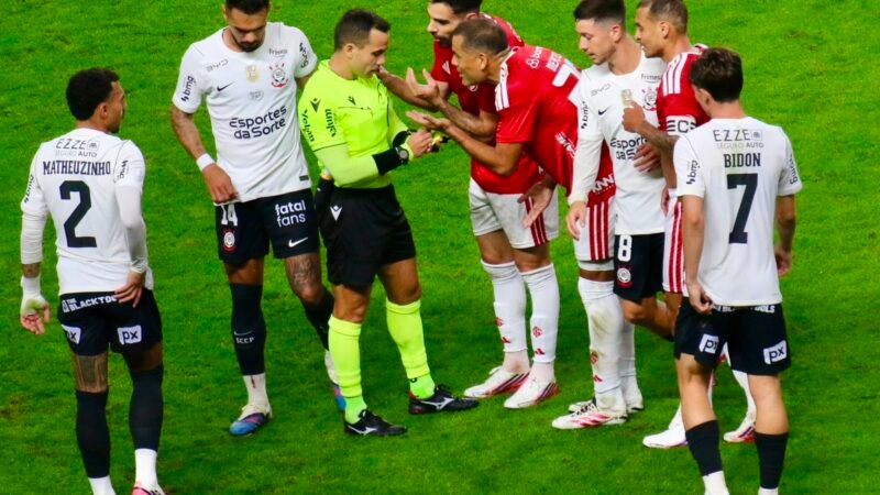 “Você é uma vergonha”: árbitro relata na súmula protestos de três funcionários do Corinthians