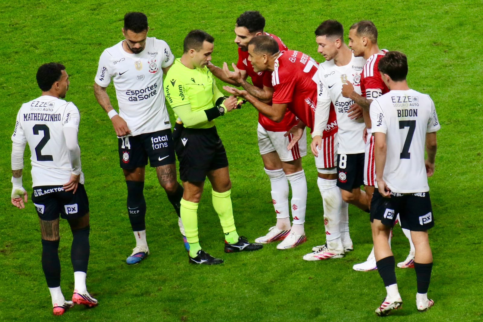 “Você é uma vergonha”: árbitro relata na súmula protestos de três funcionários do Corinthians