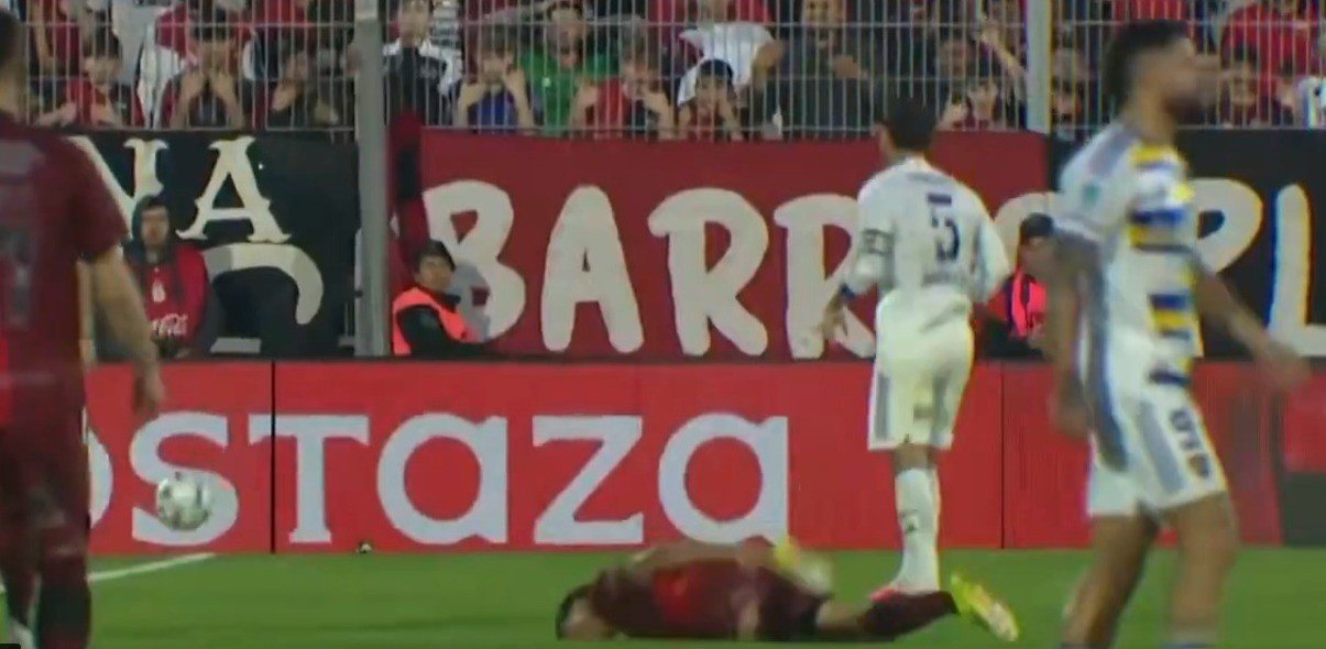 Depois de confusão na final da Copa, Paredes acerta adversário com bolada e recebe amarelo