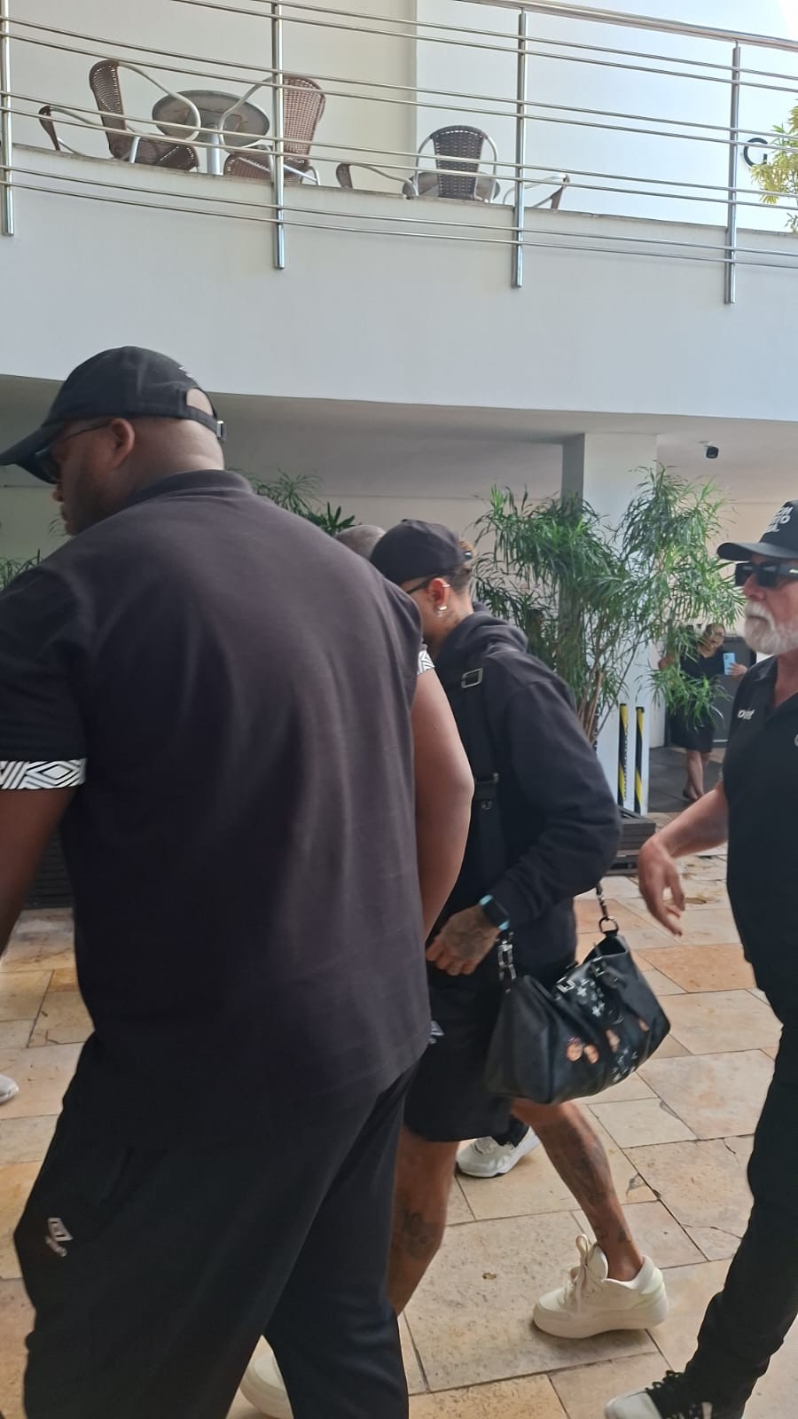Neymar chega ao hotel do Santos para jogo decisivo contra o Remo