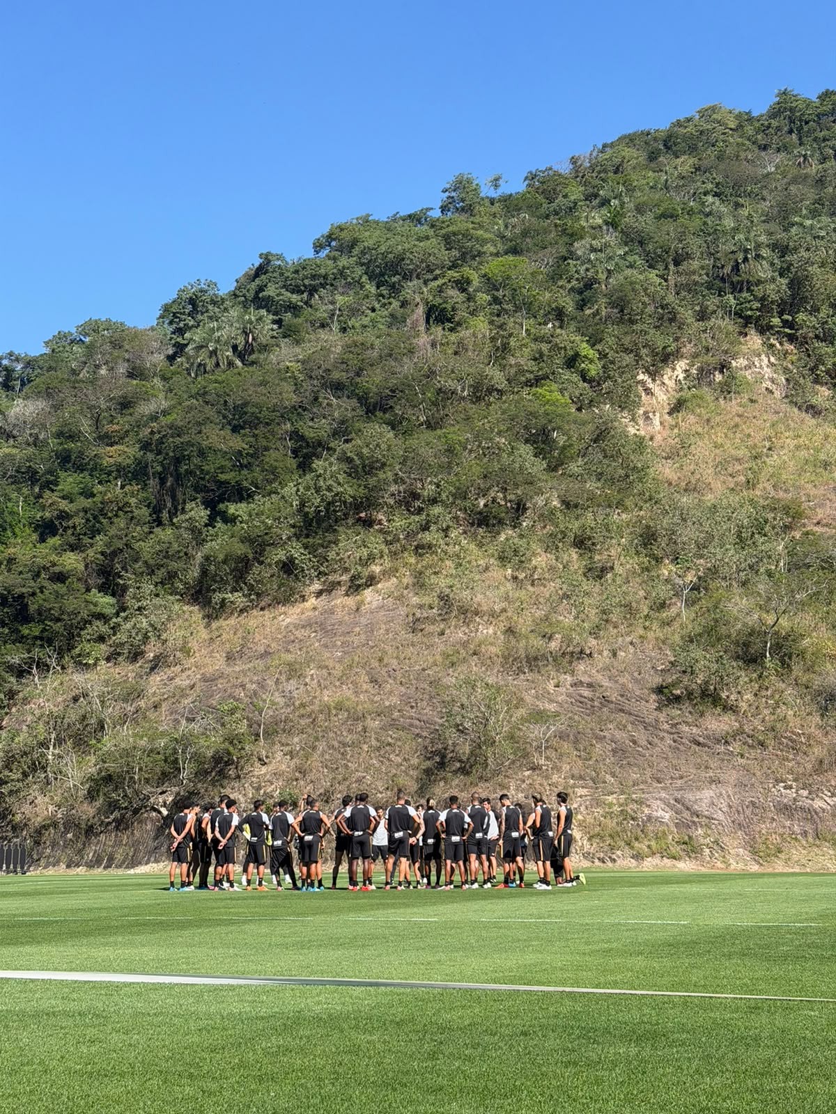 Júnior Santos treina com elenco do Botafogo às vésperas do clássico com o Fluminense