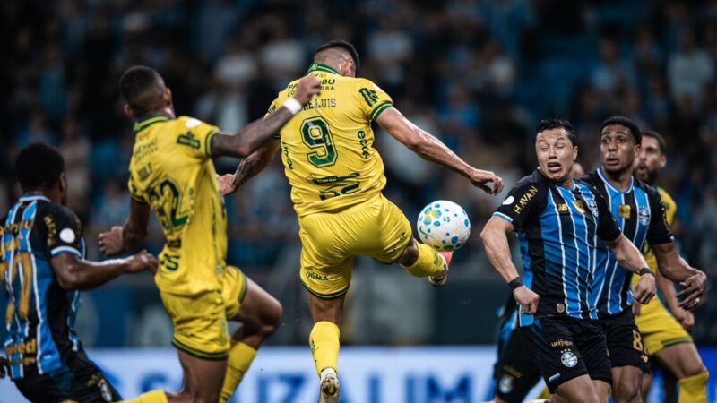 Atacante do Mirassol admite toque no braço, mas questiona gol anulado contra o Grêmio; assista