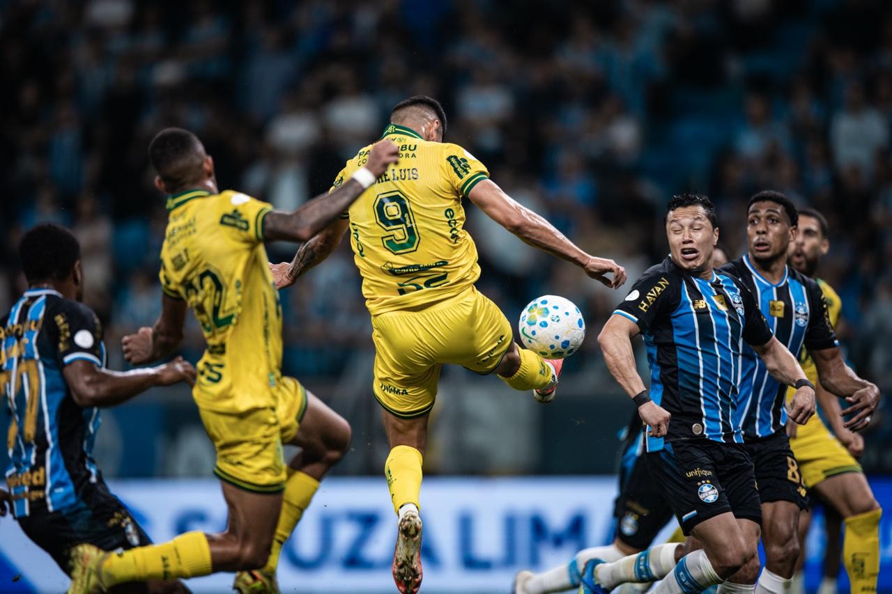 Atacante do Mirassol admite toque no braço, mas questiona gol anulado contra o Grêmio; assista