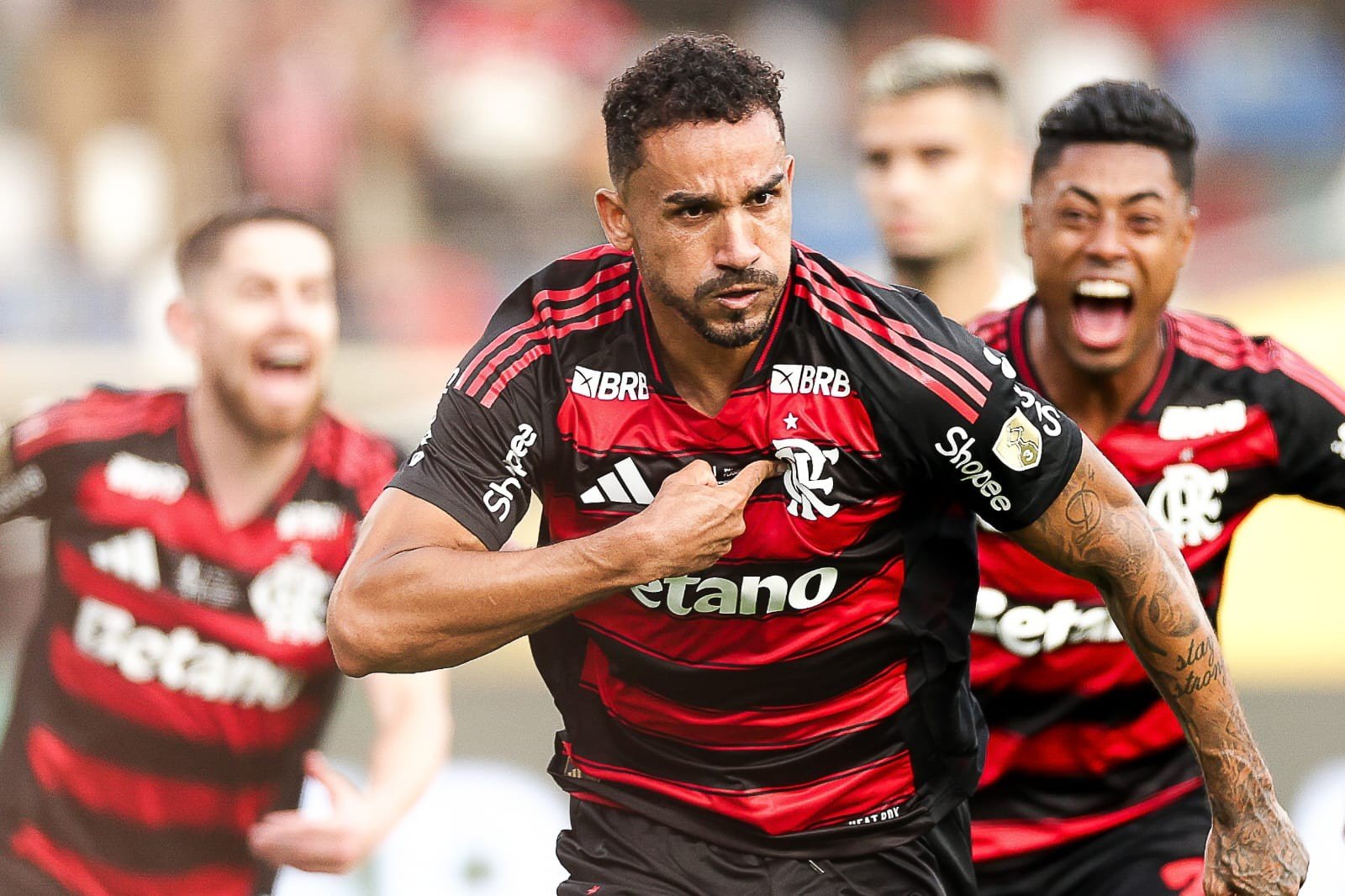 Danilo confirma conversas por renovação com o Flamengo: “Terminar no clube do coração”