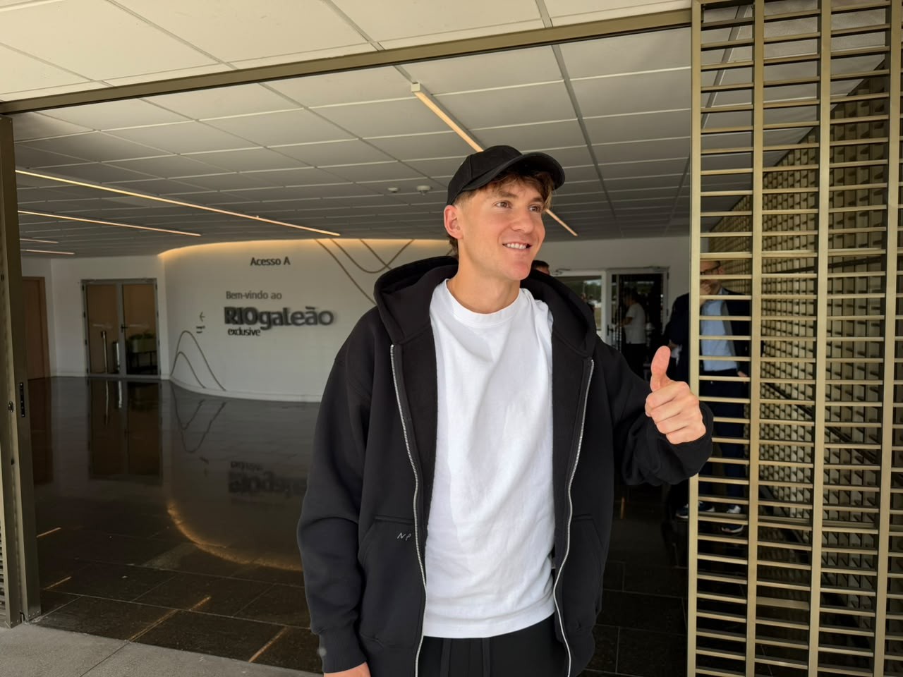Colidio desembarca no Rio para assinar com o Vasco: “Sei muito bem ao clube que venho”
