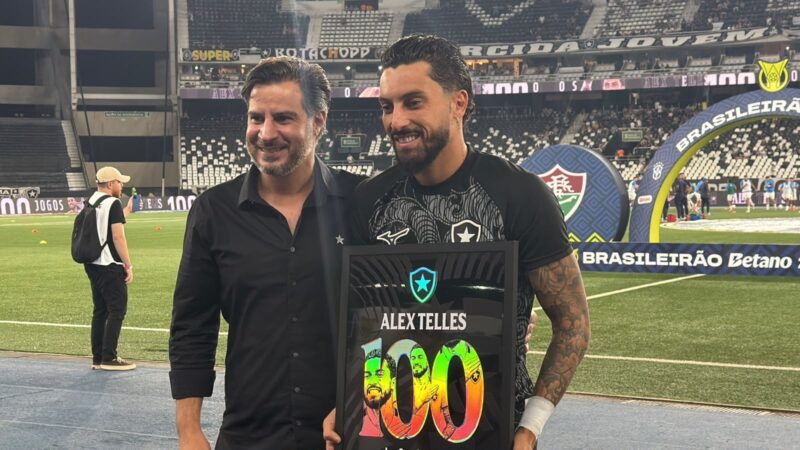Alex Telles recebe homenagem por 100 jogos no Botafogo antes de clássico contra o Fluminense