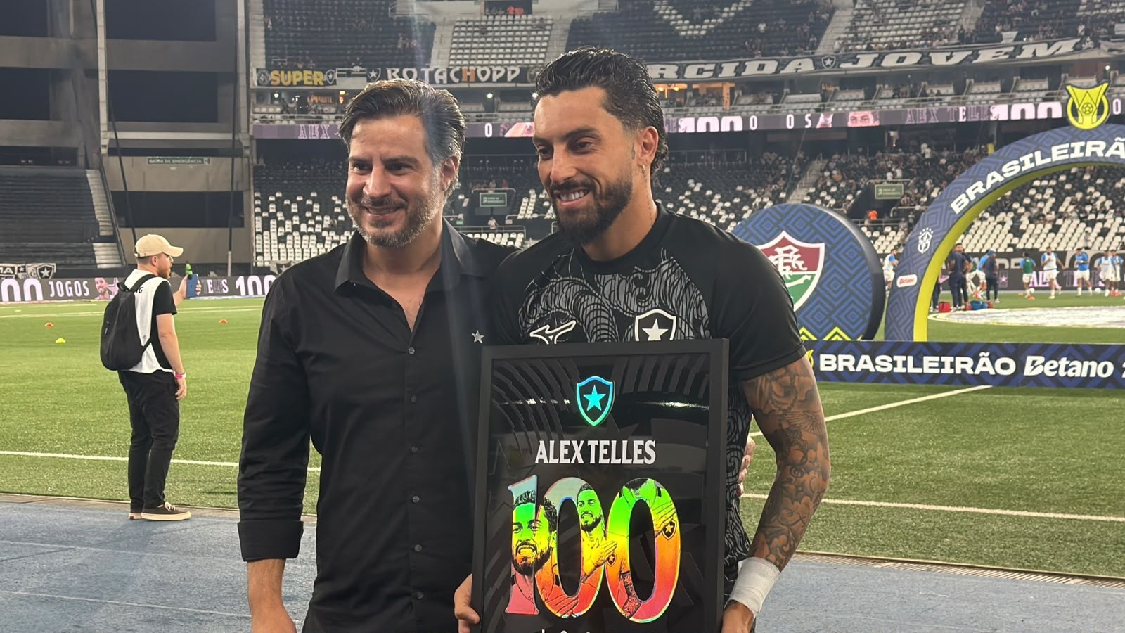 Alex Telles recebe homenagem por 100 jogos no Botafogo antes de clássico contra o Fluminense