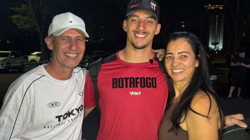 Zagueiro sai do banco, faz gol 30 segundos depois e dedica ao pai na Série B; veja o vídeo