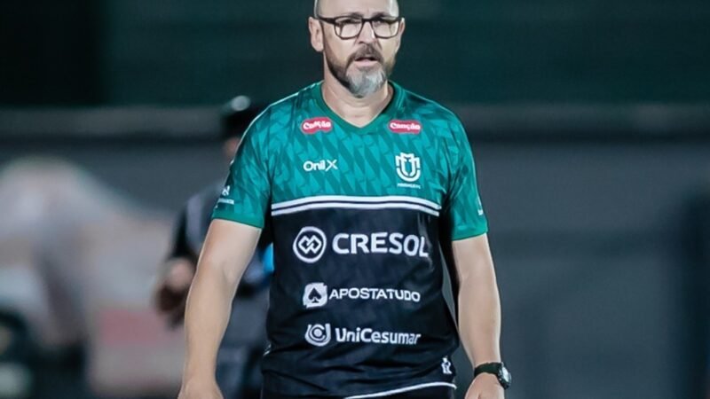 Maringá anuncia saída do técnico Moisés Egert