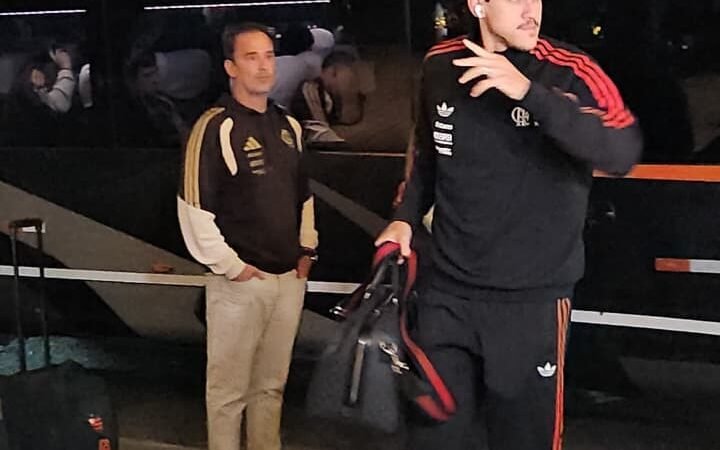 Flamengo chega a Belo Horizonte e é recebido por torcedores no hotel antes de jogo com Cruzeiro