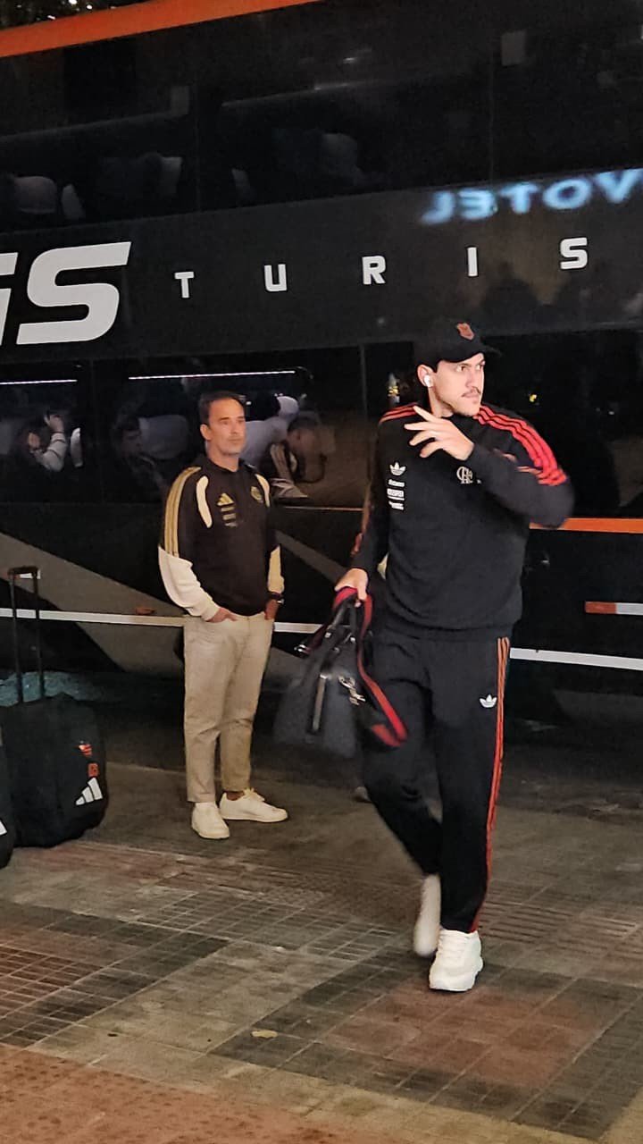 Flamengo chega a Belo Horizonte e é recebido por torcedores no hotel antes de jogo com Cruzeiro