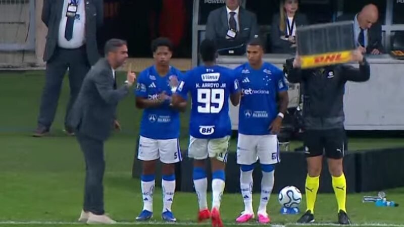 Autor de gol do Cruzeiro leva bronca de Artur Jorge em substituição; veja reação