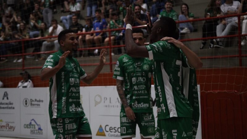 Chapecoense vence Florianópolis e assume liderança da Série Ouro