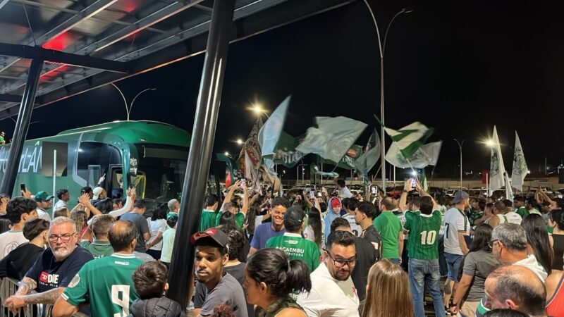 Após conquistar acesso, Uberlândia é recebido com festa pela torcida no aeroporto