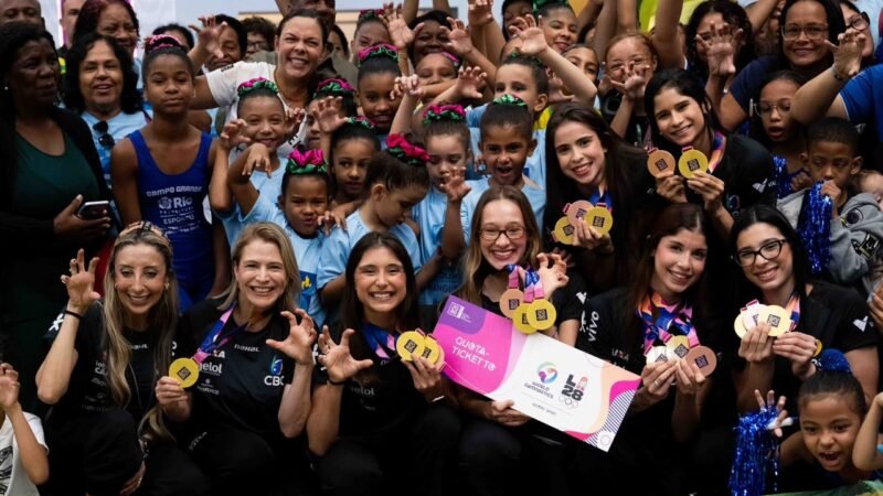 Campeãs mundiais da ginástica rítmica do Brasil são recebidas com festa em aeroporto do Rio