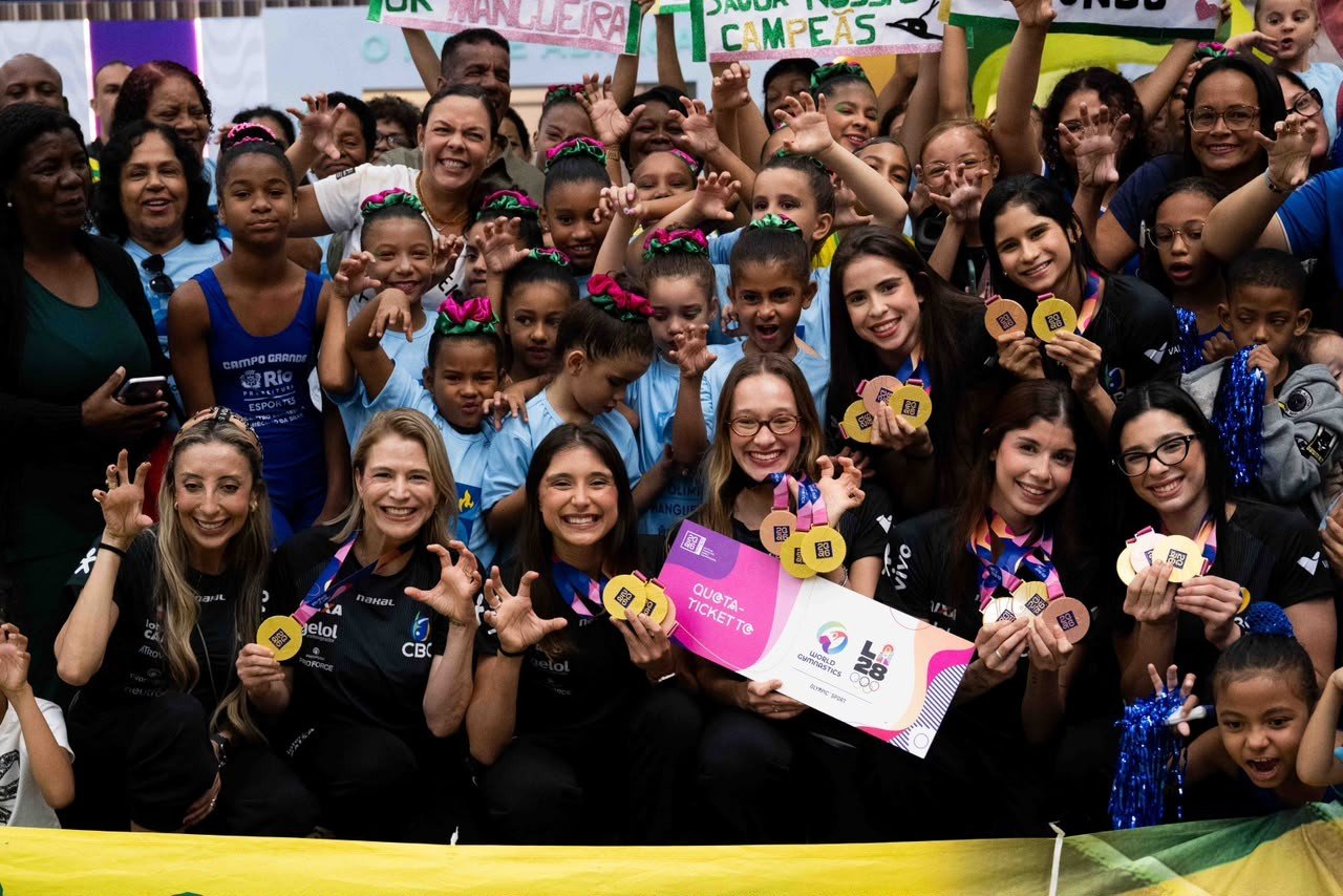Campeãs mundiais da ginástica rítmica do Brasil são recebidas com festa em aeroporto do Rio
