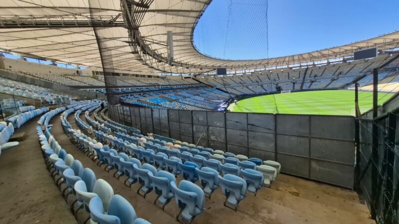 Flamengo x Cruzeiro: tela e chapas de metal dividem torcidas no Maracanã; veja