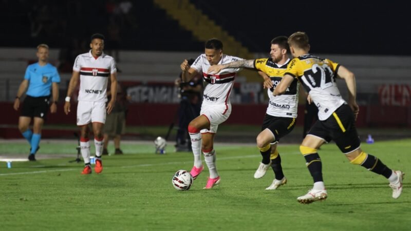 Zé Hugo sai com dores e será avaliado no Botafogo-SP; Wallace segue fora