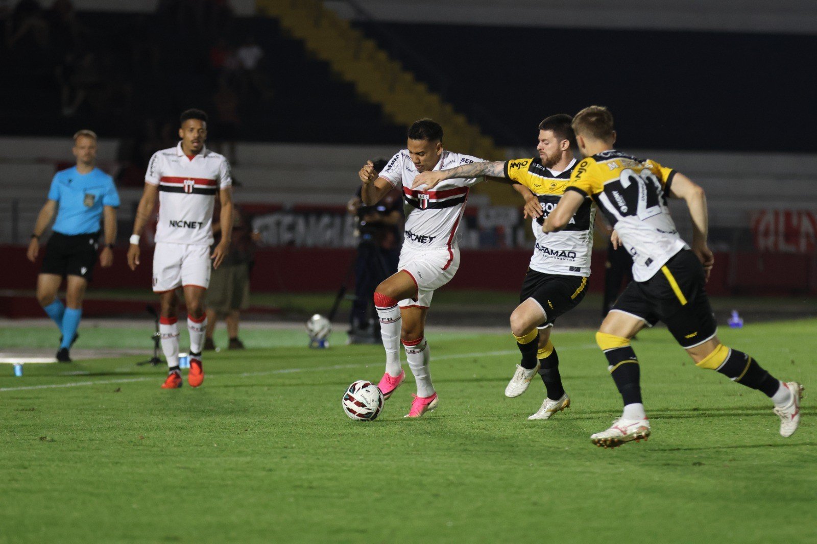 Zé Hugo sai com dores e será avaliado no Botafogo-SP; Wallace segue fora
