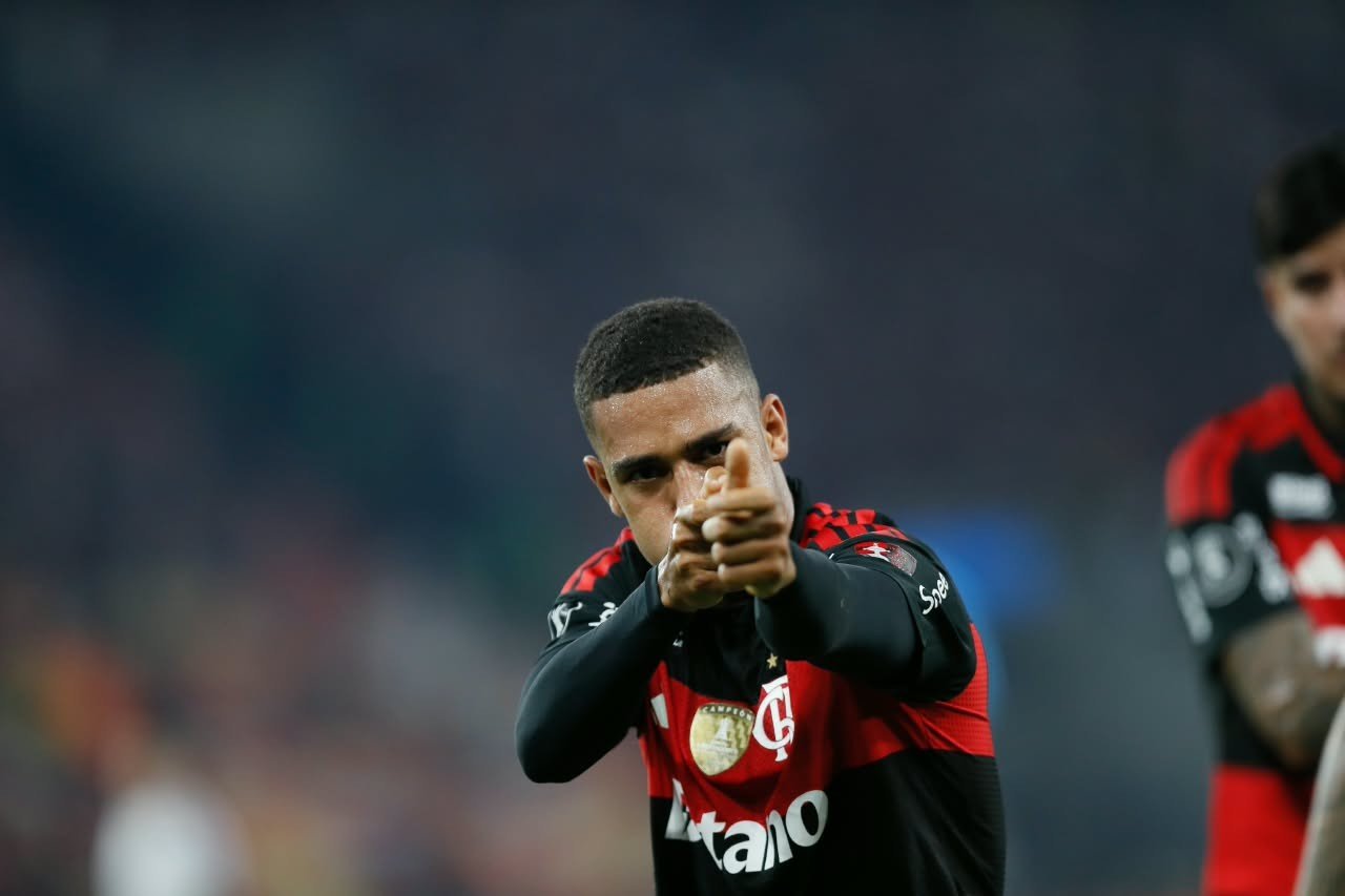 Flamengo avança em jogaço no Maracanã